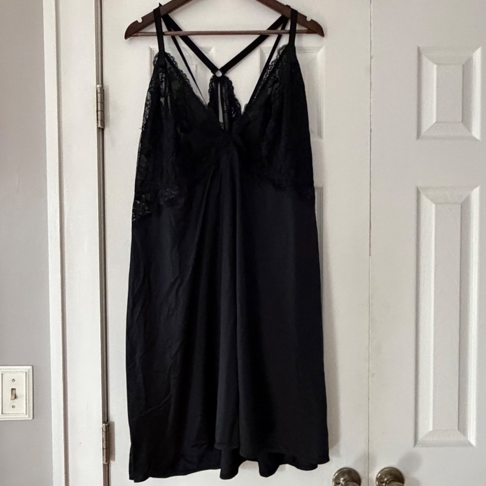 Torrid Curve Black Satin and Lace Retro Plunge Baby Doll Chemise Size 6 NWT